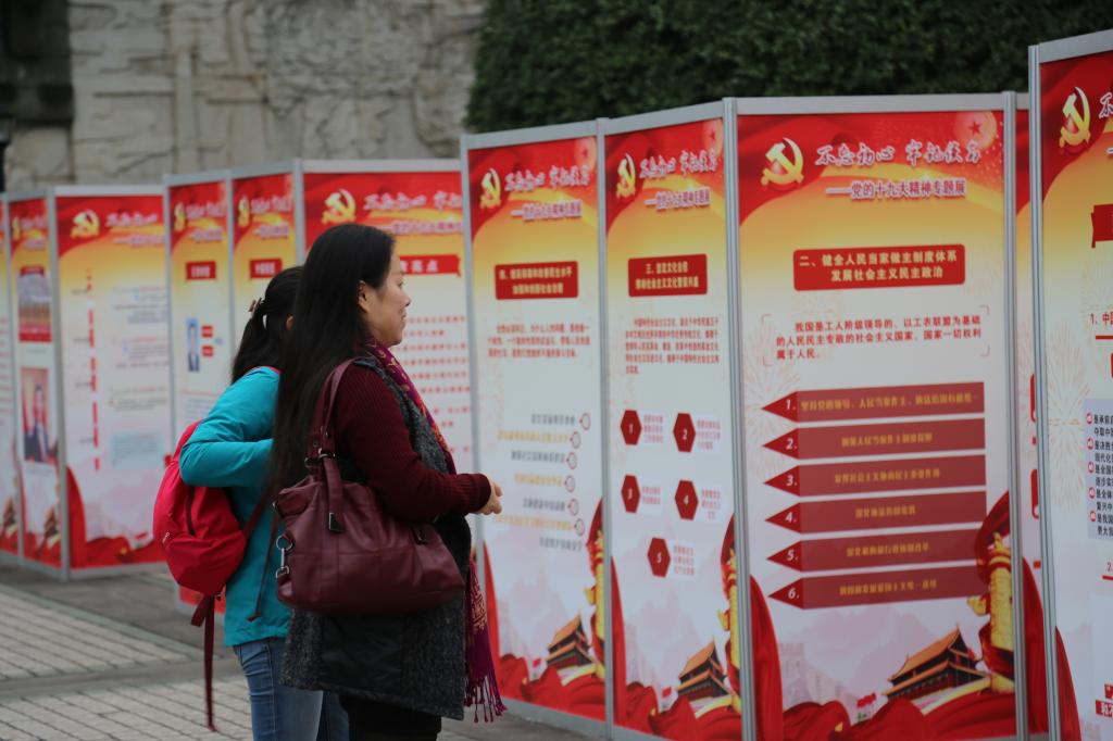 *大象传媒
党总支参观聂荣臻元帅陈列馆