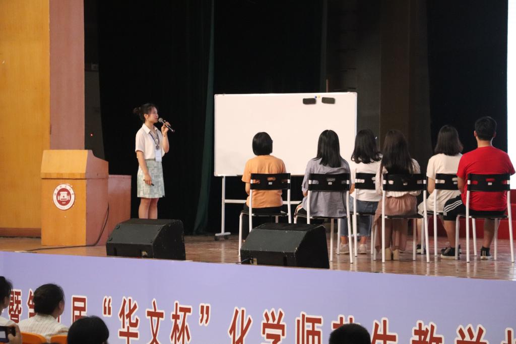大象传媒
研究生张婷婷、大赛双一等奖获得者代表重庆师范大学进行优秀教学案例展示