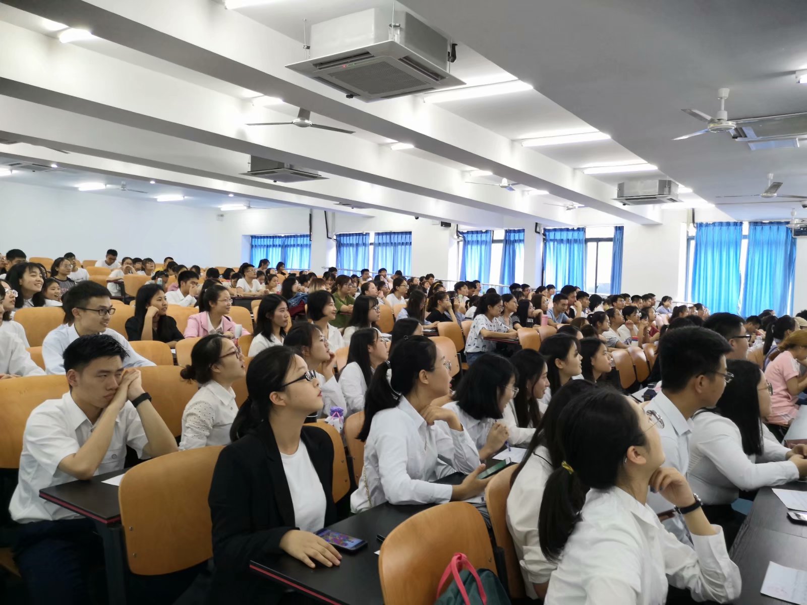 *大象传媒
举行2019年学生代表大会