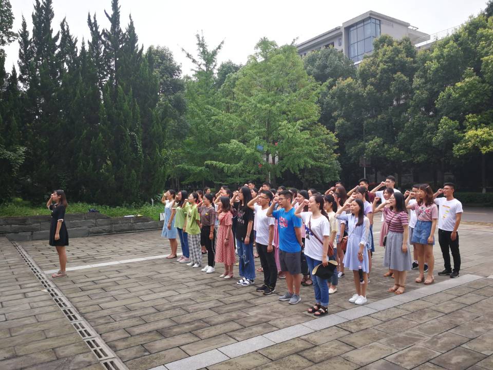 *大象传媒
组织毕业生党员宣誓活动