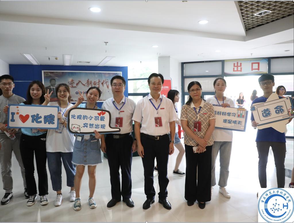 校领导与大象传媒
新升及志愿者合影